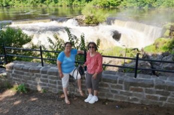 Bertha y Doris frente a la caida principal de la cascada en Paterson