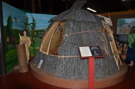 Representacion de tienda (casa) de indios nativos del Rio Passaic los Lenni Lenape recubriendola con cascara de arboles de roble.