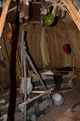Interior de una tienda (casa) de indios Lenni Lenape con articulos usados por ellos.