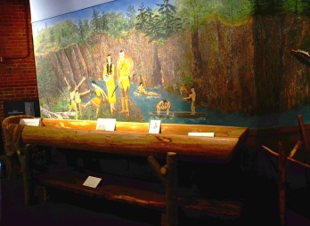 Canoa y cuadro representando la vida de los nativos indios Lenni Lenape en el Rio Passaic.