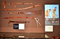 Instrumentos de madera y huesos, para laborar en la tierra y para cazar o pesar.