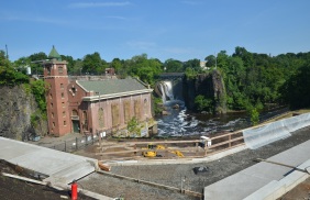 Vista parcial de cascada y la 1er. planta hidraulica para utilizar la fuerza del agua. Ahora en modernización como Hidroeléctrica.
