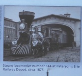 Una de las primera locomotoras de vapor fabricadas en Paterson cerca 1875.