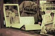 Fotos y objetos usados por el pelotero Larry Doby en sus incios antes de llegar a Grandes Ligas donde llegaría al Hall de la Fama del Base-ball.
