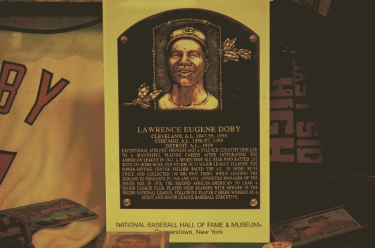 Tarje de reconocimiento a Larry Doby como miembro del Hall de la Fama por sus records como pelotero.