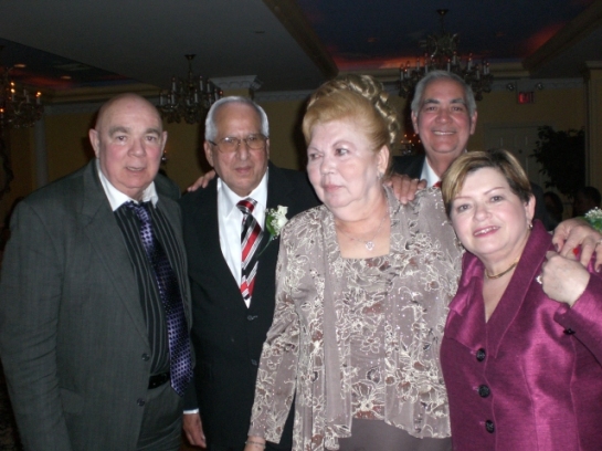 Miriam con esposo y con Hnos. Villanueva